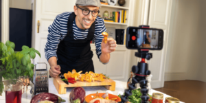 Leia mais sobre o artigo Quer Trabalhar de Casa? Veja Como Começar a Fazer Lives no TikTok e Gerar Renda Extra