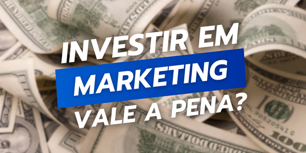 fundo com notas de dinheiro e escrita: investir em marketing vale a pena?